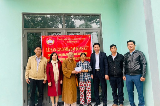Mặt trận xã Bình Định và Bình Quế bàn giao nhà đại đoàn kết cho hộ nghèo