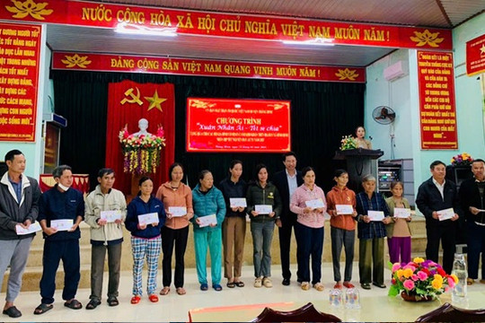 Mặt trận huyện Thăng Bình trao 200 suất quà tết cho người dân các xã mới sau sáp nhập