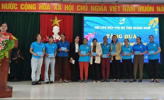Hội LHPN huyện Thăng Bình trao 44 suất quà cho cán bộ chi, tổ phụ nữ