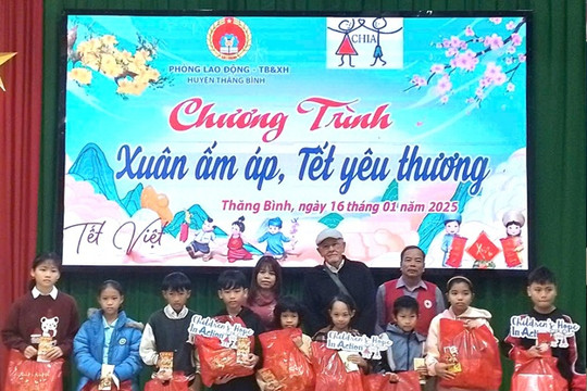 Trao 70 suất quà cho học sinh nghèo, trẻ em mồ côi, khuyết tật