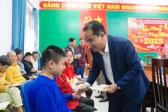 Phó Chủ tịch UBND tỉnh Trần Anh Tuấn thăm, tặng quà tết tại các trung tâm bảo trợ xã hội