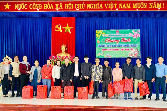 Công đoàn bộ phận Ngân hàng CSXH huyện Duy Xuyên tổ chức chương trình “Trao yêu thương – Tết sum vầy”