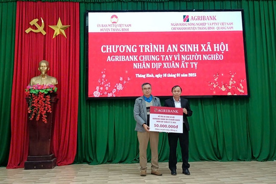 Agribank chi nhánh Thăng Bình tặng 100 suất quà tết cho hộ gia đình khó khăn xã Bình Phục