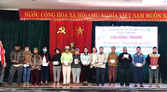 Trao 150 suất quà cho phụ nữ khó khăn