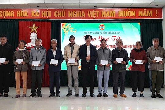Hội Nông dân Thăng Bình trao 100 suất quà tết cho nông dân khó khăn