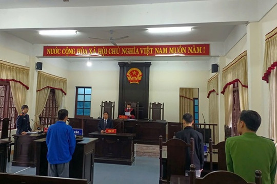 Lãnh 3 tháng tù về tội “Tàng trữ hàng cấm”