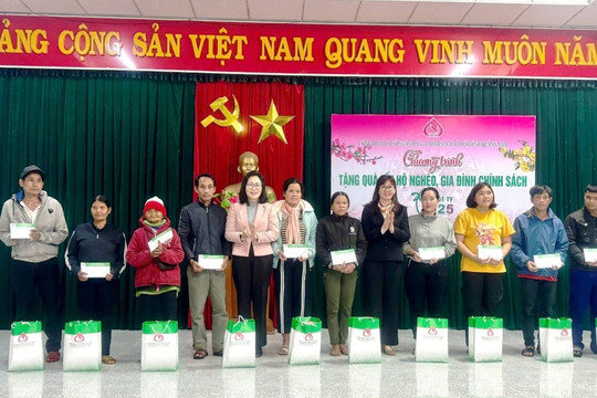Sở Tài chính và Ngân hàng chính sách xã hội tỉnh Quảng Nam tặng quà tết cho gia đình chính sách tại xã Trà Nú