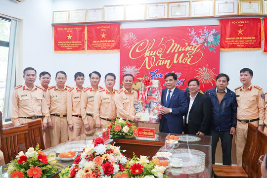Chủ tịch UBND tỉnh Lê Văn Dũng thăm, chúc tết Công an Quảng Nam