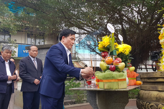 Chủ tịch UBND tỉnh Lê Văn Dũng viếng hương tại huyện Tiên Phước