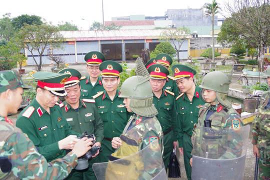 Bộ Quốc phòng kiểm tra công tác sẵn sàng chiến đấu, tổ chức tết Nguyên đán Ất Tỵ tại Bộ CHQS tỉnh Quảng Nam