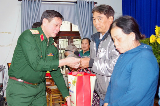 Thiếu tướng Lê Ngọc Hải, phụ trách nhiệm vụ tư lệnh Quân khu 5 tặng quà tết cho bà con nhân dân TP. Hội An