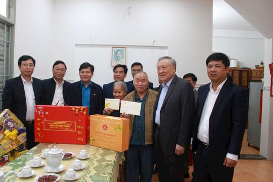 Phó Thủ tướng Thường trực Chính phủ Nguyễn Hòa Bình thăm, chúc tết gia đình chính sách tại Quảng Nam