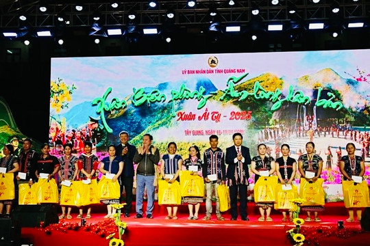 Quảng Nam tổ chức chương trình "Xuân biên phòng - Ấm lòng dân bản" tại Tây Giang