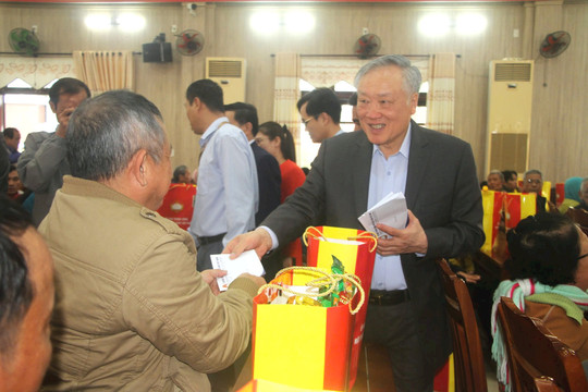 Phó Thủ tướng Thường trực Chính phủ Nguyễn Hòa Bình tặng quà tết tại Quảng Nam