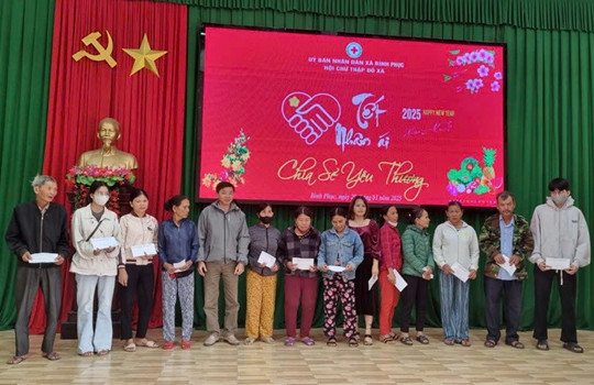 Bình Phục trao tặng quà tết cho hộ nghèo, hộ khó khăn
