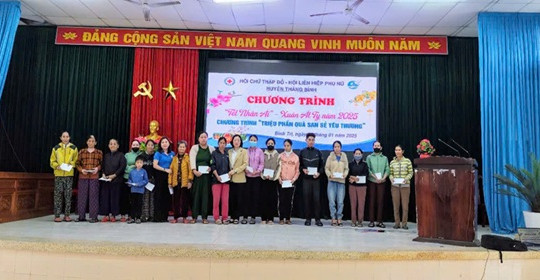Hội LHPN phối hợp với Hội Chữ thập đỏ huyện tổ chức Chương trình “Tết nhân ái” tại 3 xã Bình Quý, Bình Trị và Bình Quế
