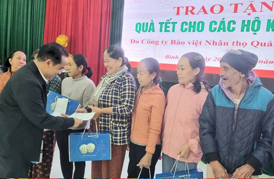 Phó Chủ tịch UBND Trần Anh Tuấn trao quà Tết cho các hộ khó khăn xã Bình Hải