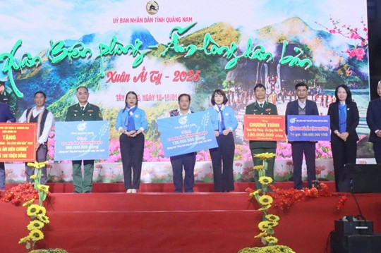 Thăng Bình tặng 100 triệu đồng tại Chương trình "Xuân biên phòng - Ấm lòng dân bản" xuân Ất Tỵ 2025