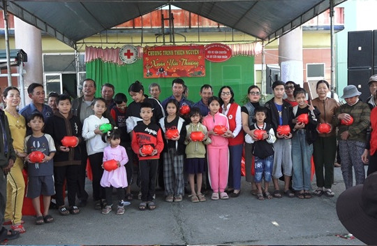 Đội xe ôm Hà Lam nuôi heo đất giúp người nghèo khó