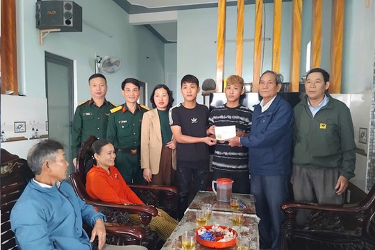 Thăng Bình thăm, tặng quà 12 thanh niên chuẩn bị nhập ngũ có hoàn cảnh khó khăn