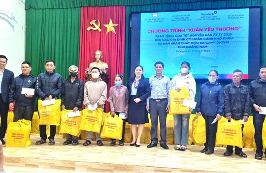 Tổ Đại biểu HĐND tỉnh số 15 tặng quà tết cho người nghèo huyện Thăng Bình