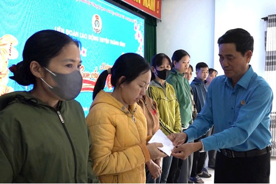 LĐLĐ huyện Thăng Bình trao gần 500 suất quà tết cho đoàn viên công nhân khó khăn
