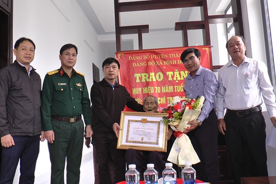 Thăng Bình có 76 đảng viên được nhận Huy hiệu Đảng đợt 3/2/2025