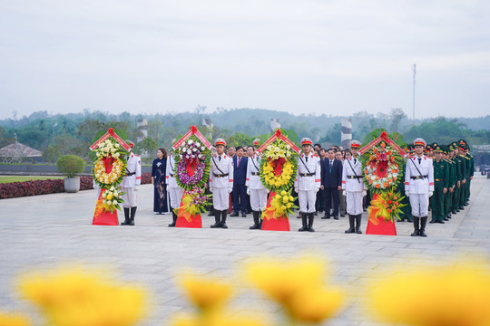 Lãnh đạo tỉnh Quảng Nam dâng hoa, dâng hương tri ân các anh hùng liệt sĩ, Bà mẹ Việt Nam anh hùng