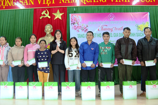 Ngân hàng chính sách xã hội chi nhánh Quảng Nam thăm, tặng quà tết tại xã kết nghĩa Trà Vân