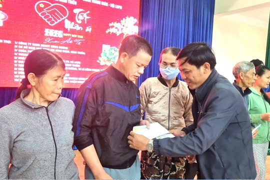 Bình Triều trao 215 suất quà tết cho người nghèo