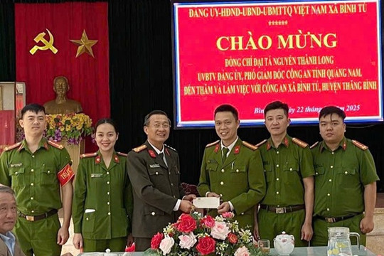 Công an tỉnh tặng quà tại xã Bình Tú, huyện Thăng Bình