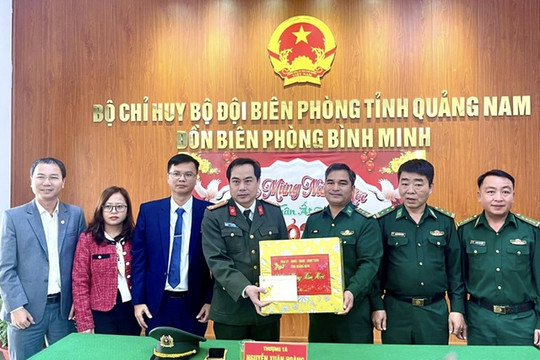 Tặng 3 suất quà cho 3 hoc sinh thuộc Chương trình “Con nuôi Đồn Biên phòng”