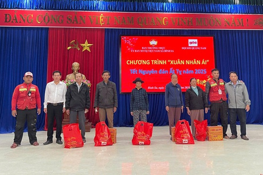 Nhiều phần quà tết được trao cho hộ có hoàn cảnh khó khăn