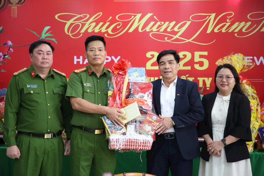 Chủ tịch UBND tỉnh Quảng Nam Lê Văn Dũng thăm, chúc tết các cơ quan, đơn vị