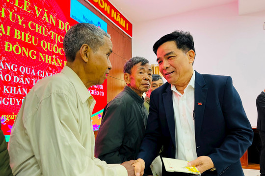 Chủ tịch UBND tỉnh Quảng Nam Lê Văn Dũng viếng hương, tặng quà tết tại huyện Phước Sơn