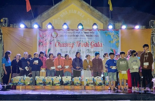 Ga la văn nghệ “Mừng đảng, Mừng xuân”, trao quà tết cho người nghèo xã Bình Triều