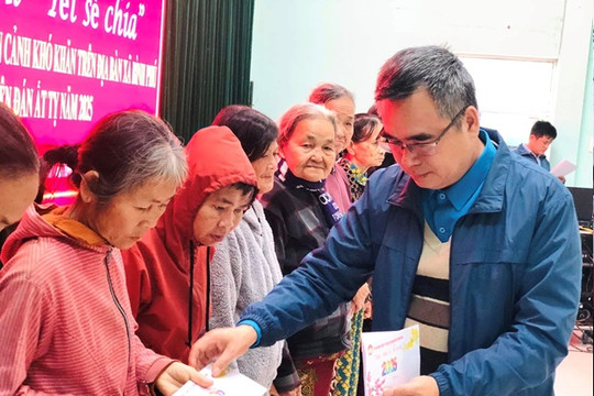 Thăng Bình đã chuyển quà của Chủ tịch nước và tỉnh đến với các đối tượng