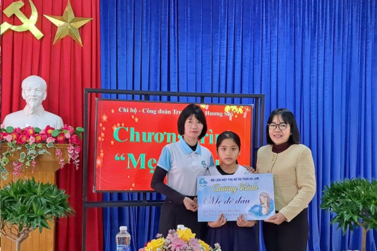 Phụ nữ thị trấn Hà Lam nhận đỡ đầu 3 em học sinh