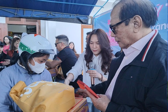 Gia đình ca sĩ Mỹ Tâm trao 300 suất quà tại Thăng Bình