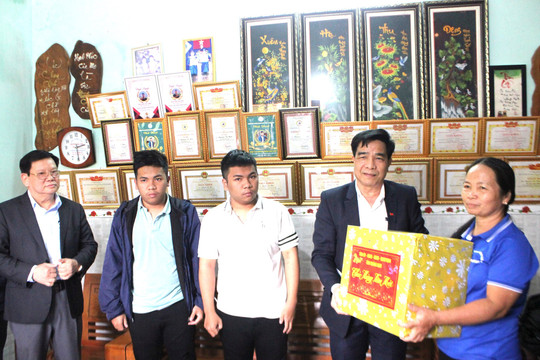 Chủ tịch UBND tỉnh Quảng Nam Lê Văn Dũng thăm, chúc tết hai anh em đạt 2 giải Nhất quốc gia môn Toán