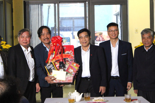 Chủ tịch UBND tỉnh Quảng Nam Lê Văn Dũng thăm, chúc tết các đơn vị làm nhiệm vụ đêm giao thừa