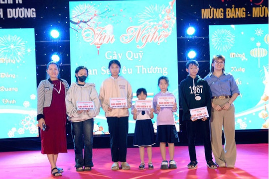 Hội LHPN xã Bình Dương trao 8 thẻ bảo hiểm y tế cho học sinh