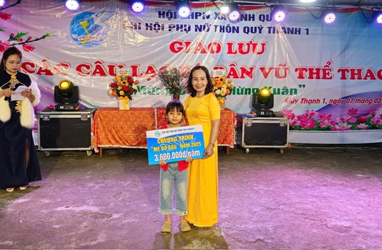 Hội LHPN Việt Nam xã Bình Quý nhận đỡ đầu 23 em học sinh, sinh viên