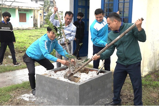 Thanh niên Thăng Bình phát động Tết trồng cây Xuân Ất Tỵ và phát động Cuộc thi sáng tạo thanh thiếu niên nhi đồng năm 2025