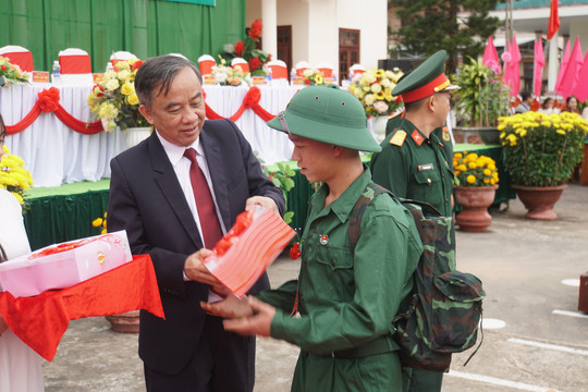 Phó Chủ tịch HĐND tỉnh Trần Xuân Vinh dự lễ giao quân tại Đông Giang