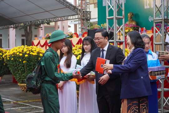 Hơn 300 thanh niên huyện Thăng Bình lên đường nhập ngũ