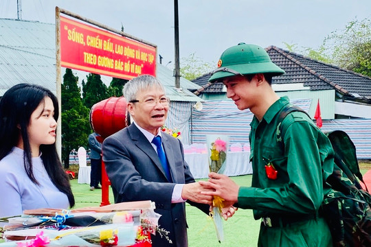 Thanh niên Quế Sơn, Duy Xuyên nô nức lên đường nhập ngũ