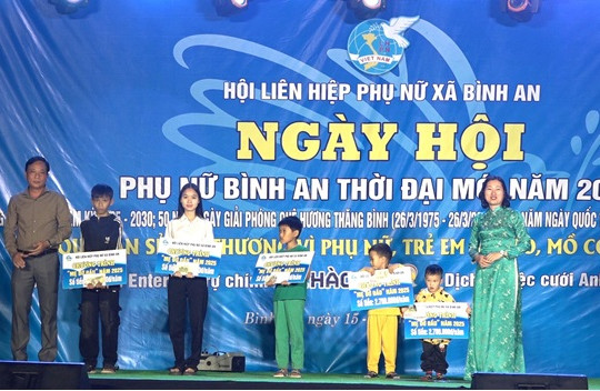 Hội LHPN xã Bình An tổ chức văn nghệ, trao sinh kế và nhận đỡ đầu cho phụ nữ khuyết tật, trẻ em nghèo