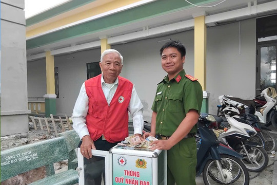 Hội Chữ thập đỏ và Công an xã Bình Giang mở thùng quỹ nhân đạo trao hỗ trợ các gia đình có người bị bệnh hiểm nghèo
