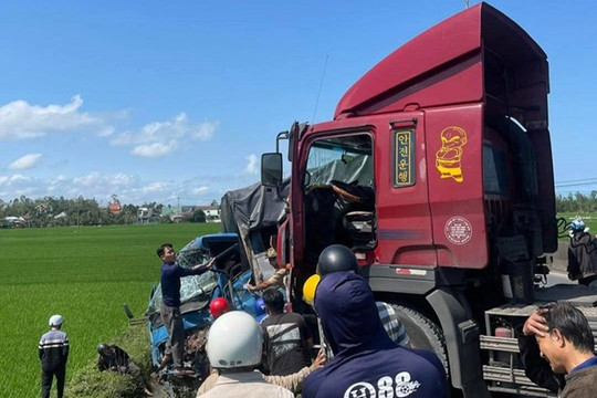 Tai nạn liên hoàn trên quốc lộ 1A khiến 4 người bị thương